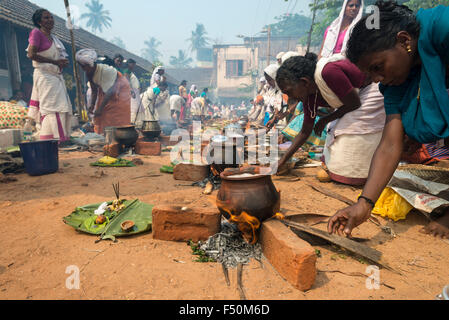 Viele Frauen, 3,5 Millionen insgesamt, sind Kochen Prasad auf offenem Feuer in den belebten Straßen während der pongala Festival Stockfoto