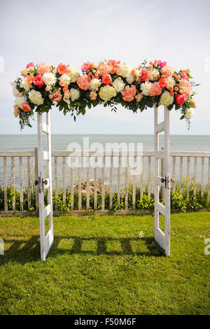 Blumen auf ein Spalier gebildet von Türen mit Blick auf den Ozean bei einer Hochzeitszeremonie, Pelham House Resort, East Dennis, Cape Cod Stockfoto