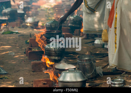 Viele Frauen, 3,5 Millionen insgesamt, sind Kochen Prasad auf offenem Feuer in den belebten Straßen während der pongala Festival Stockfoto