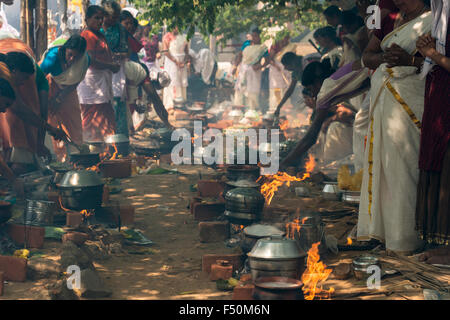 Viele Frauen, 3,5 Millionen insgesamt, sind Kochen Prasad auf offenem Feuer in den belebten Straßen während der pongala Festival Stockfoto