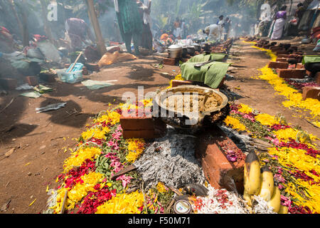 Viele Frauen, 3,5 Millionen insgesamt, sind Kochen Prasad auf offenem Feuer in den belebten Straßen während der pongala Festival Stockfoto