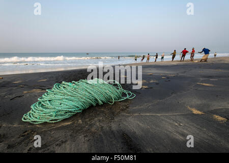 Eine Gruppe von Fischern ist Herausziehen der Fischernetze auf den Strand Stockfoto