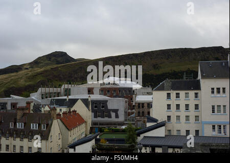 Schottische Parlament mit Arthur Seat im Hintergrund. Stockfoto