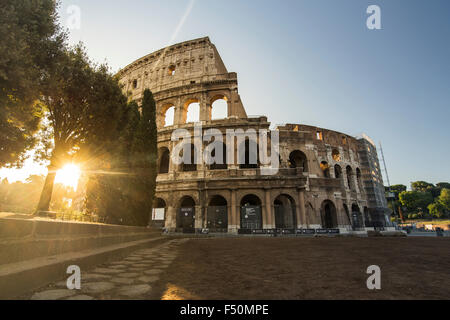 Kolosseum in Rom bei Sonnenaufgang Stockfoto