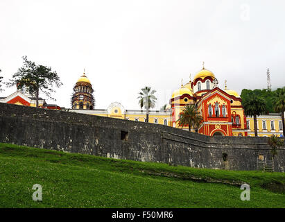 Neue Athos Kloster, Kathedrale des neunzehnten Jahrhunderts hinter der alten Stadtmauer Stockfoto