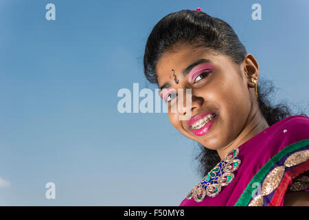 Portrait einer hübschen jungen Frau, schön gekleidet und das Tragen von Zahnspangen Stockfoto