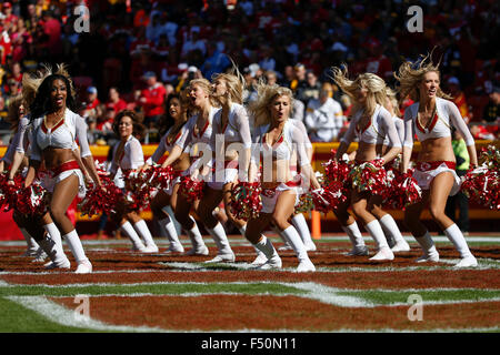 25. Oktober 2105: Kansas City Chiefs Cheerleader durchführen, während die NFL-Spiel zwischen der Pittsburgh Steelers und die Kansas City Chiefs am Arrowhead Stadium in Kansas City, Missouri. Die Häuptlinge besiegten die Steelers 23-13 Tim Warner/CSM. Stockfoto