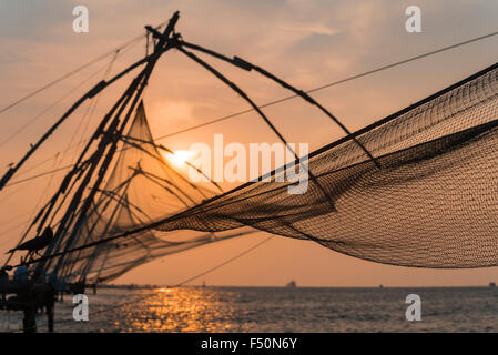 Chinesische Fischernetze, in Fort Kochi entfernt, bei Sonnenuntergang Stockfoto