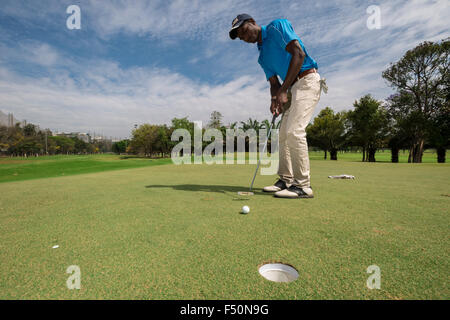 Mitglieder der Karnataka Golf-Verbindung spielen auf dem Golfplatz Stockfoto