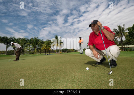 Mitglieder der Karnataka Golf-Verbindung spielen auf dem Golfplatz Stockfoto