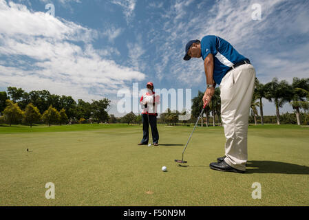 Mitglieder der Karnataka Golf-Verbindung spielen auf dem Golfplatz Stockfoto