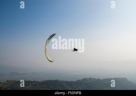 Gleitschirm segeln durch die Luft, den Hügeln um Pokhara in der Rückseite Stockfoto