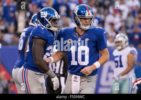 East Rutherford, New Jersey, USA. 25. Oktober 2015. New York Giants Runningback Orleans Darkwa (26) feiert seine Touchdown laufen mit Quarterback Eli Manning (10) während die NFL-Spiel zwischen den Dallas Cowboys und die New York Giants im MetLife Stadium in East Rutherford, New Jersey. Christopher Szagola/CSM/Alamy Live-Nachrichten Stockfoto