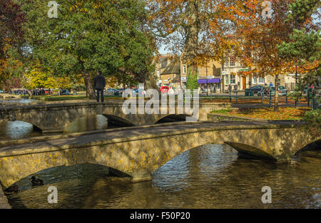 Brücken über den Fluss Windrush am Bourton auf dem Wasser in den Cotswolds Gloucestershire Stockfoto