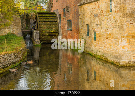 Die alte Mühle und Mühlrad am Lower Slaughter in Gloucestershire in den Cotswolds Stockfoto