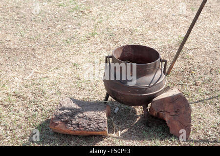 alte Eisen-Kessel und Holzscheite auf der Outdoor-Szene Stockfoto