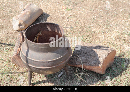 alte Eisen-Kessel und Holzscheite auf der Outdoor-Szene Stockfoto