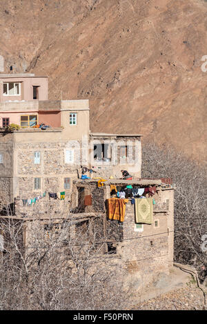 Typischen Berber Dorf Steinhaus gebaut in den Berg hinein, Atlasgebirge, Marokko, Nordafrika Stockfoto