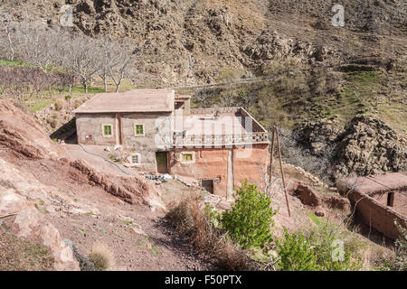 Typisches flachgedecktes Berberhaus in einem abgelegenen Dorf im Toubkal Nationalpark, Hochatlasgebirge, Marokko, Nordafrika Stockfoto
