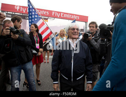 Austin, TX USA 25. Oktober 2015: Formel-1-Promoter Bernie Ecclestone Spaziergänge in der Startaufstellung vor dem United States Grand Prix in Austin.   Britische Dirver Lewis Hamilton gewann das Wetter verzögerte Rennen am Sonntag. Stockfoto