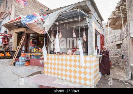 Lokalen marokkanischen Lebensstil: Metzger Shop und und Gemischtwarenladen Stall in einem abgelegenen Berberdorf, Atlasgebirge, Marokko, Nordafrika Stockfoto