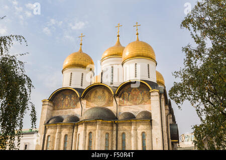 Sehenswürdigkeiten in Moskau, Russland: die Wahrzeichen, legendäre goldene Kuppel Kathedrale Mariä Himmelfahrt, das älteste und bedeutendste Kirche im Kreml Stockfoto