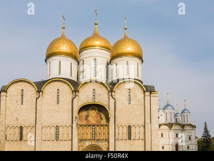 Sehenswürdigkeiten in Moskau, Russland: die Wahrzeichen, legendäre goldene Kuppel Kathedrale Mariä Himmelfahrt, das älteste und bedeutendste Kirche im Kreml Stockfoto