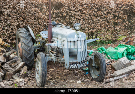 Abgebaut und verfallene Vintage, grau, altmodische traditionellen Design-Traktor Stockfoto