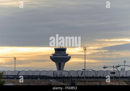 Ansicht der Kontrollturm, im Flughafen Madrid-Barajas - Adolfo Suarez -, wenn der Tag am Ende des Nachmittags dunkel wird. Stockfoto