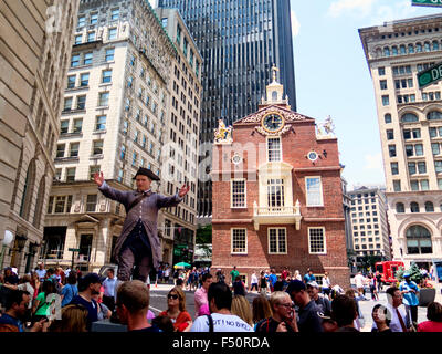 Reiseleiter in Tracht vor alten Statehouse, Freedom Trail, Boston, Massachusetts, USA Stockfoto