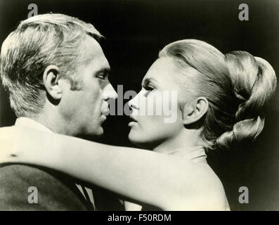 Die Schauspieler Steve McQueen und Faye Dunaway in einer Szene aus dem Film "The Thomas Crown Affair", USA Stockfoto