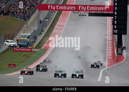 Austin, Texas USA 25. Oktober 2015: Staats-und Regierungschefs Lewis Hamilton (44) und sein Teamkollege Nico Rosberg (6) führen die Packung durch Kurve eins auf Rennstrecke von Amerika zu Beginn des United States Grand Prix.  Hamilton gewann das Rennen, ihm die Weltmeisterschaft 2015 geben. Stockfoto