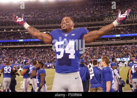 East Rutherford, New Jersey, USA. 25. Oktober 2015. New York Giants Linebacker Jonathan Casillas (54) reagiert auf den Sieg bei der NFL-Spiel zwischen den Dallas Cowboys und die New York Giants im MetLife Stadium in East Rutherford, New Jersey. Die New York Giants gewann 27-20. Christopher Szagola/CSM/Alamy Live-Nachrichten Stockfoto