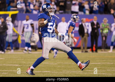 East Rutherford, New Jersey, USA. 25. Oktober 2015. New York Giants Linebacker Jonathan Casillas (54) reagiert auf die wiederum über Downs in der NFL-Spiel zwischen den Dallas Cowboys und die New York Giants im MetLife Stadium in East Rutherford, New Jersey. Die New York Giants gewann 27-20. Christopher Szagola/CSM/Alamy Live-Nachrichten Stockfoto