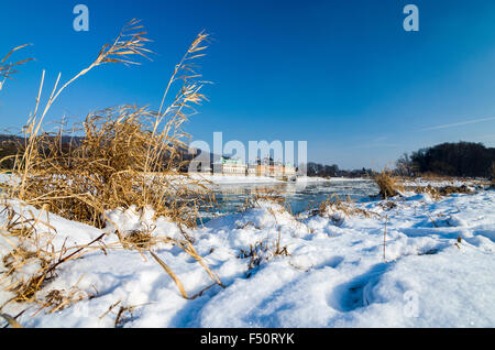 Die fast zugefrorenen Fluss Elbe durch das Schloss Pillnitz Stockfoto