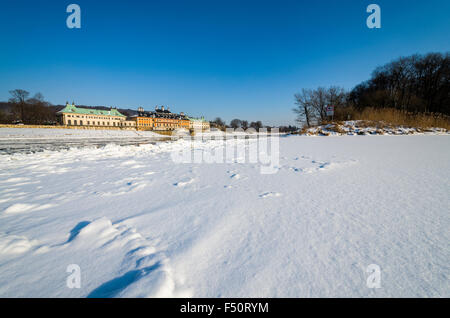 Die fast zugefrorenen Fluss Elbe durch das Schloss Pillnitz Stockfoto