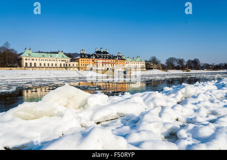 Die fast zugefrorenen Fluss Elbe durch das Schloss Pillnitz Stockfoto