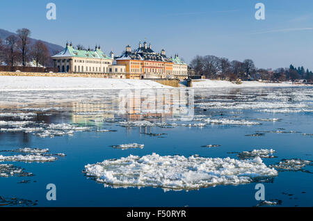 Die fast zugefrorenen Fluss Elbe durch das Schloss Pillnitz Stockfoto