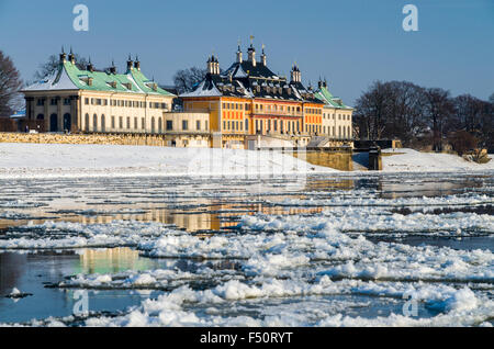 Die fast zugefrorenen Fluss Elbe durch das Schloss Pillnitz Stockfoto