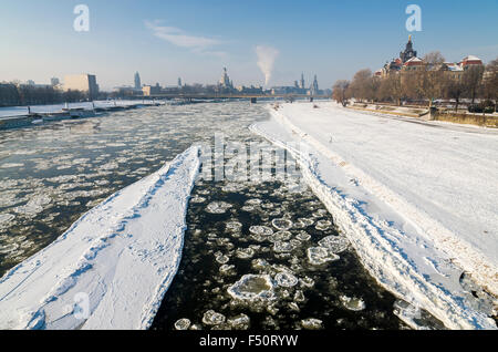 Die fast zugefrorenen Fluss Elbe durch Dresden, Stockfoto