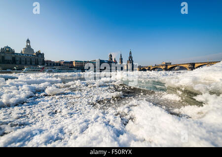 Die fast zugefrorenen Fluss Elbe durch Dresden, Stockfoto