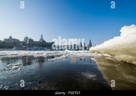 Die fast zugefrorenen Fluss Elbe durch Dresden, Stockfoto