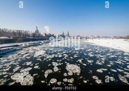 Die fast zugefrorenen Fluss Elbe durch Dresden, Stockfoto