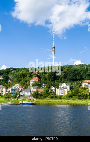 Die Dresdner Fernsehturm über den Fluss Elbe gesehen Stockfoto