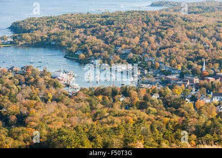 Eine Vogelperspektive der Camden Harbor und den umliegenden Herbstlaub vom Mt. Battie in Camden, Maine. Stockfoto