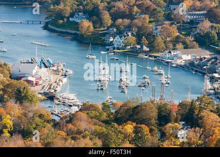 Eine Vogelperspektive der Camden Harbor und den umliegenden Herbstlaub vom Mt. Battie in Camden, Maine. Stockfoto