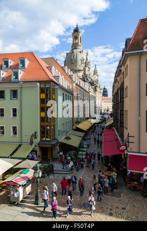 Münzgasse, kleine Straße mit Restaurants in Richtung Neumarkt, die Kuppel der Frauenkirche im Hintergrund Stockfoto