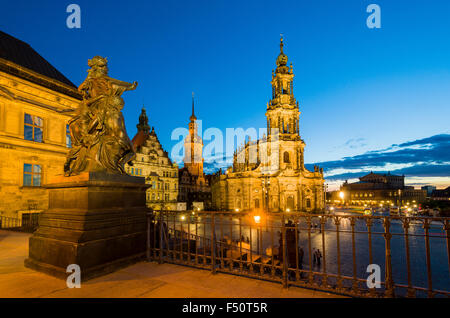 Die Kirche katholische Hofkapelle und Dresdner Schloss in der Nacht, von der Brühlschen Terrasse gesehen Stockfoto