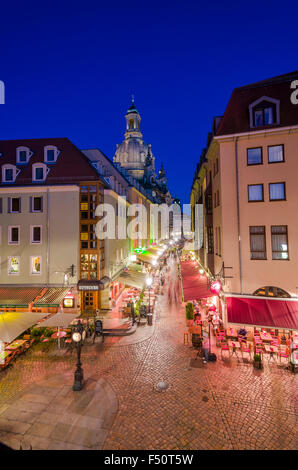 Münzgasse, kleine Straße mit Restaurants in Richtung Neumarkt, die Kuppel der Frauenkirche in der Ferne Stockfoto