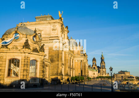 Akademie der Künste an der Brühlschen Terrasse, der Kirche Katholische Hofkirche und Semperoper Dresden, in der Ferne Stockfoto